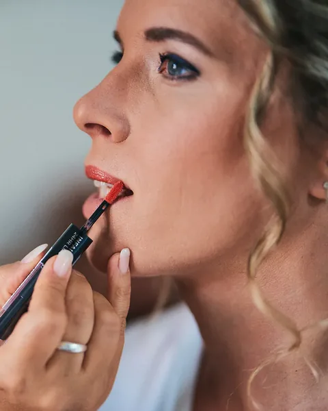 Nahaufnahme: Lippenstift wird präzise mit dem Applikator aufgetragen