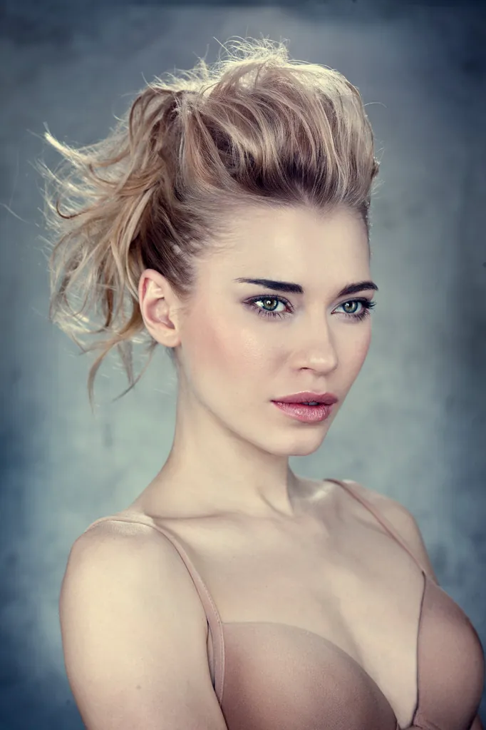 Beauty-Porträt mit hochgestecktem, bewegtem Haar und natürlichem Make-up