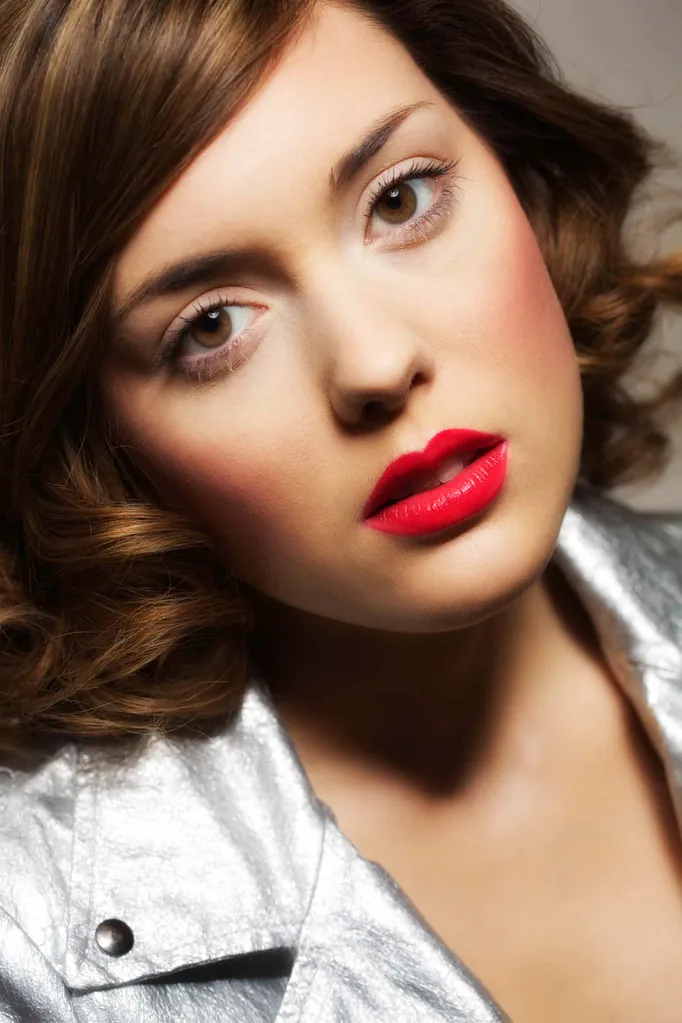 Beauty-Porträt mit roten Lippen und Locken