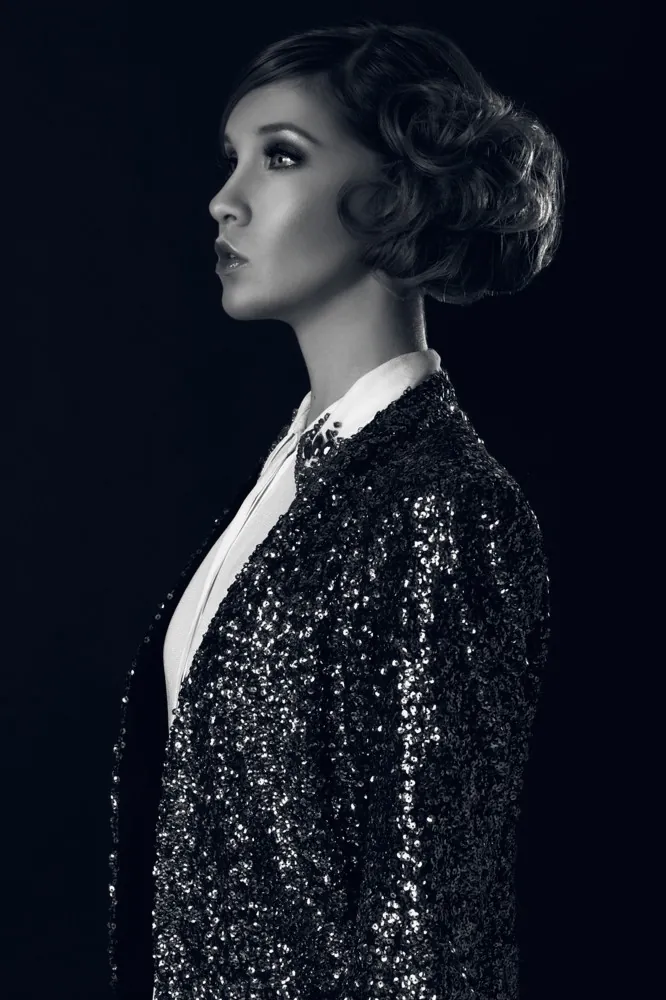 Model im Profil mit Retro-Wellen und Paillettenjacke