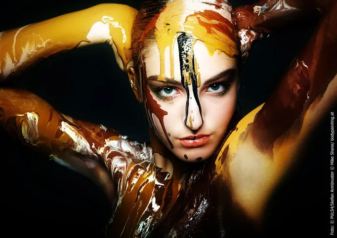 Bodypainting: Gesicht mit goldener und brauner Farbe