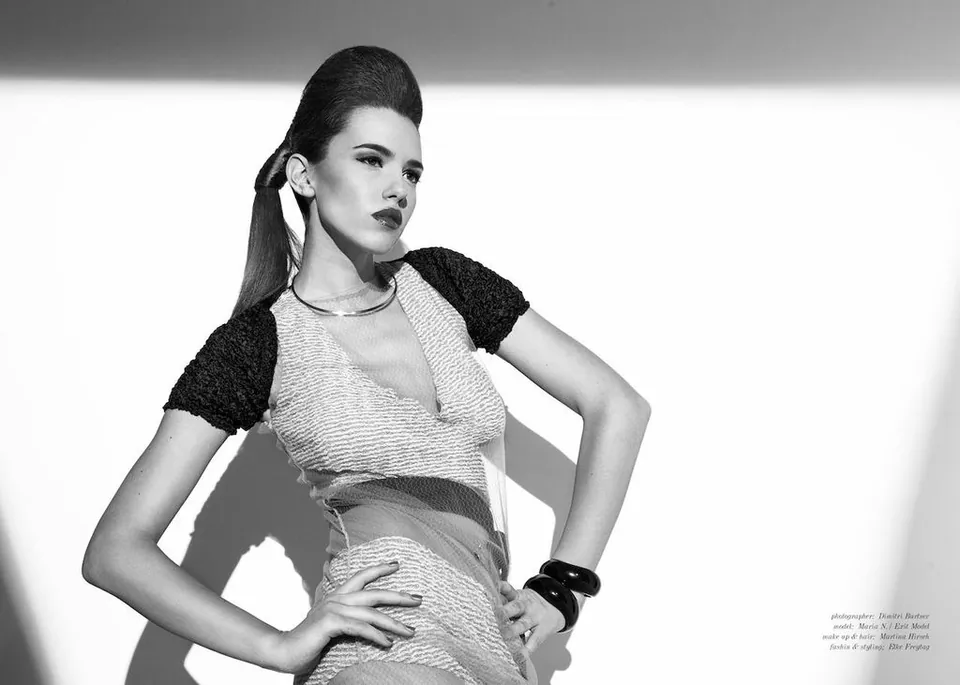 Schwarz-Weiß-Modefoto, Model mit hohem Zopf und Spitzenoberteil