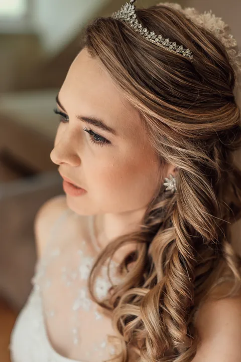 Braut im Profil mit Diadem und seitlich gesteckten Locken