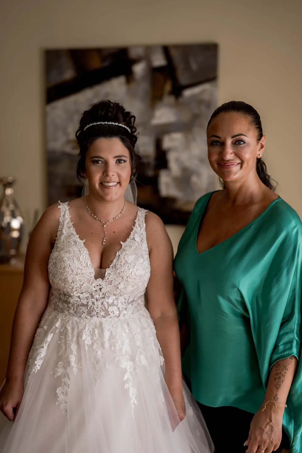 Braut mit Diadem neben ihrer Make-up Artist Martina Hirsch