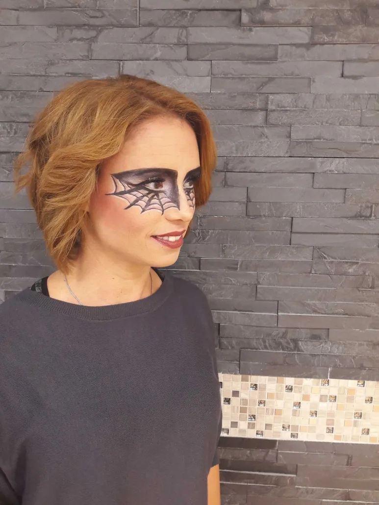 Frau mit Spinnennetz-Make-up um das Auge