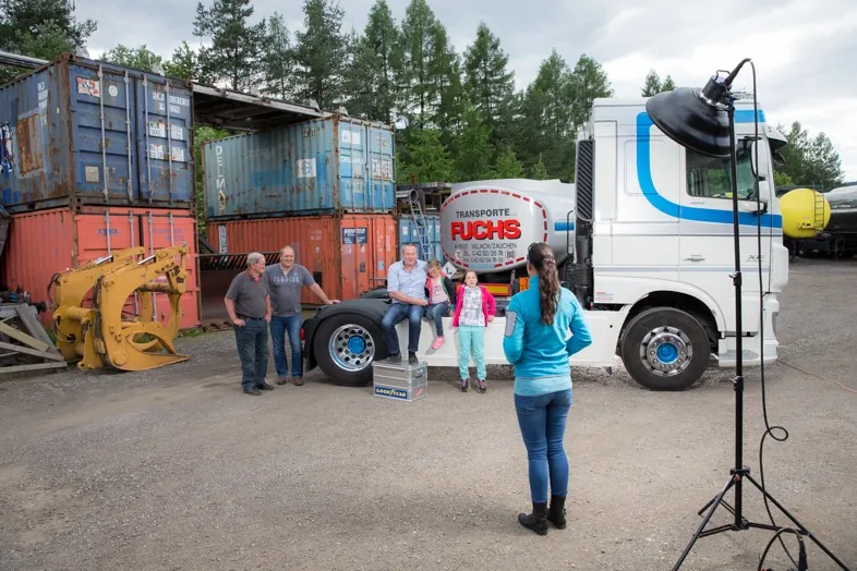 Fotoshooting vor einem Lkw und Containern