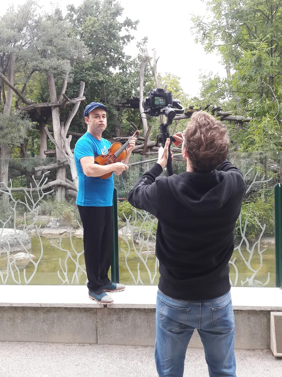 Videodreh: Geiger wird in einem Park gefilmt