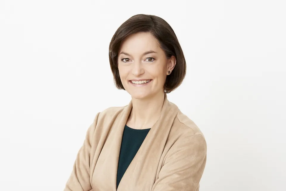 Business-Porträt einer Frau mit Kurzhaarfrisur vor weißem Hintergrund