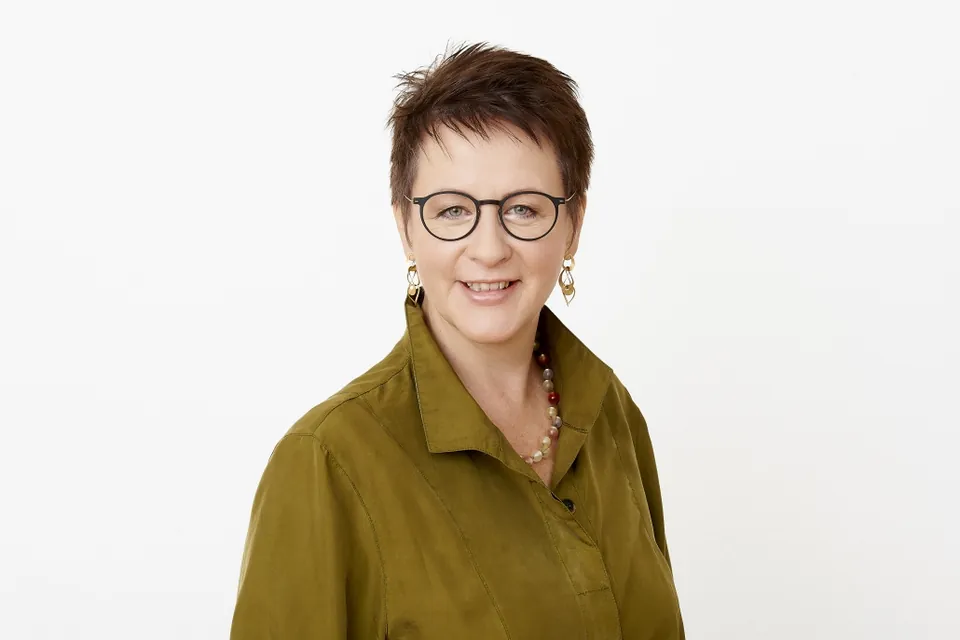 Business-Porträt einer Frau mit Brille und Kurzhaarfrisur