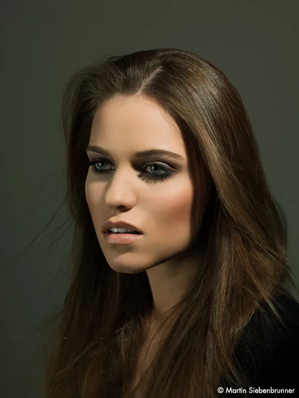 Porträt mit dunklem Smokey-Eye-Make-up und langen Haaren